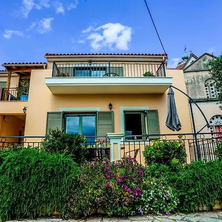 Apartman Maniata Holiday 4 *